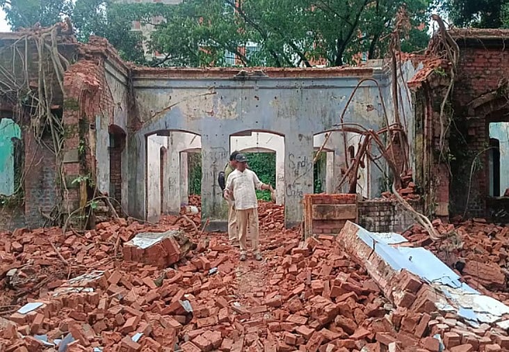 ময়মনসিংহ নগরের হরিকিশোর রায় রোডে প্রাচীন একটি স্থাপনা ভাঙা হচ্ছিল, পরবর্তীতে বিতর্ক ওঠায় ভাঙা বন্ধ করা হয়।