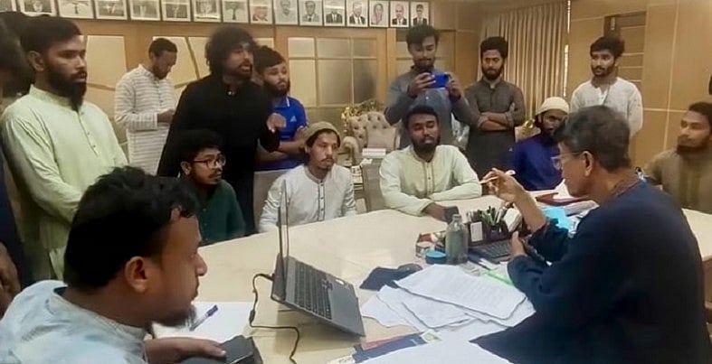 সম্প্রতি চট্টগ্রাম বিশ্ববিদ্যালয়ে নানা অভিযোগে অভিযুক্ত এক শিক্ষকের পদোন্নতি নিয়ে উপাচার্যকে হেনস্তার ঘটনা ঘটে