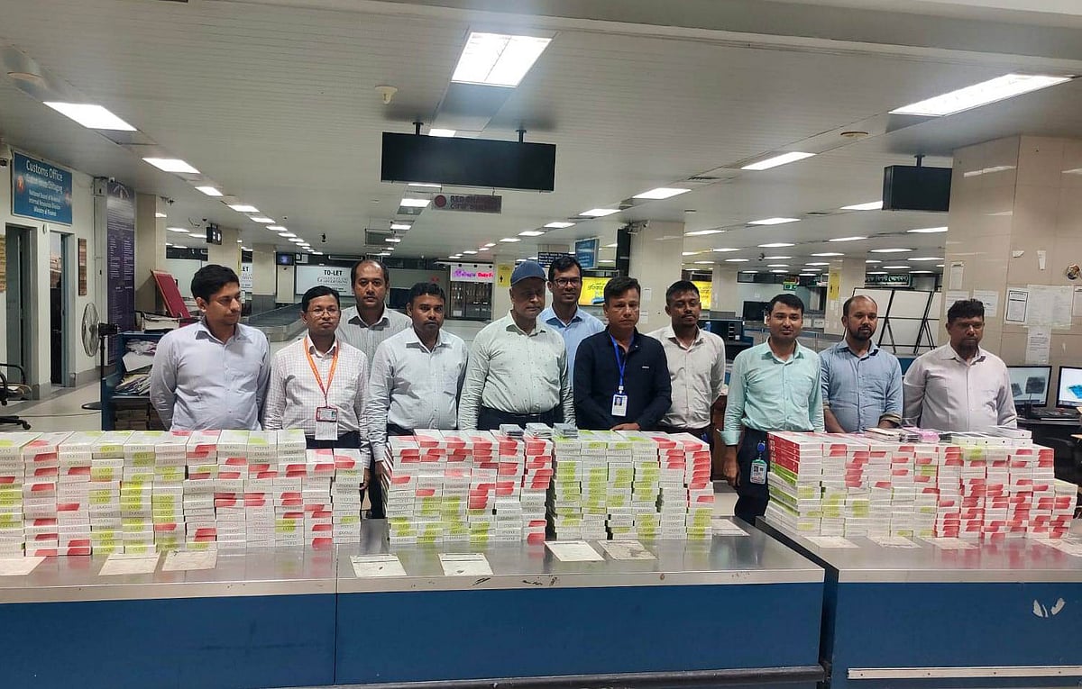 জব্দ করা সিগারেট ও মুঠোফোন