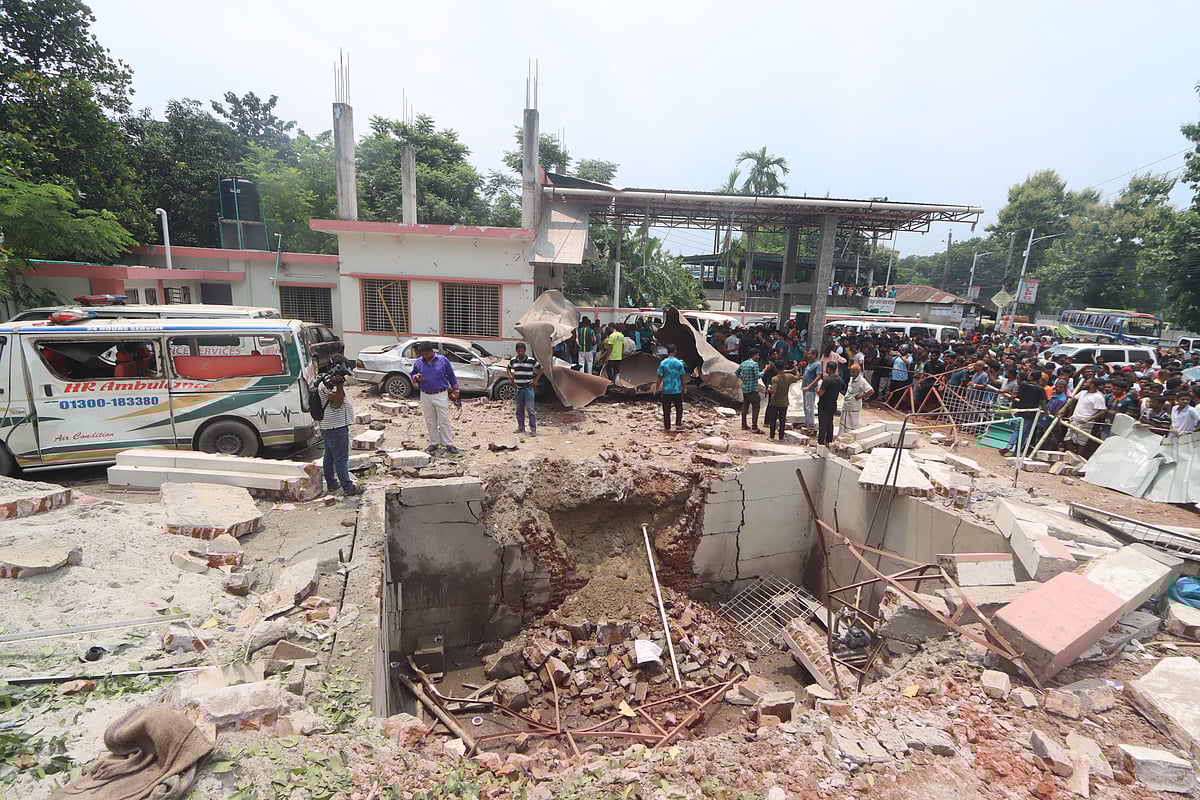 রংপুরে ফিলিং স্টেশনের গ্যাস সংরক্ষণাগারে বিস্ফোরণের ঘটনা ঘটেছে। আজ শনিবার দুপুরে