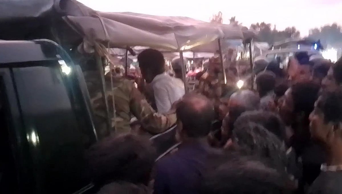 দিনাজপুরে অবরুদ্ধ দুই পুলিশ সদস্যকে উদ্ধার করে থানায় পৌঁছে দেয় সেনাবাহিনী। গতকাল শুক্রবার রাতে