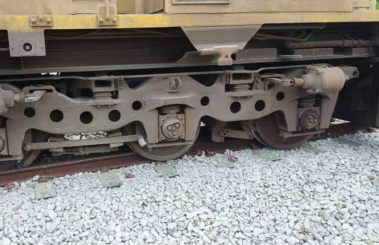 কুমিল্লায় লাইনচ্যুত হওয়া পাহাড়িকা এক্সপ্রেস ট্রেন। শনিবার বিকেলে আদর্শ সদর উপজেলা রসুলপুর রেলওয়ে স্টেশন এলাকায়