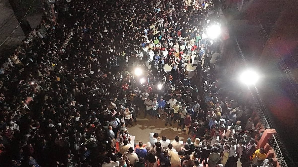 এনসিপির পথসভায় উপস্থিত জনতা। শনিবার রাতে বান্দরবান প্রেসক্লাব চত্বরে