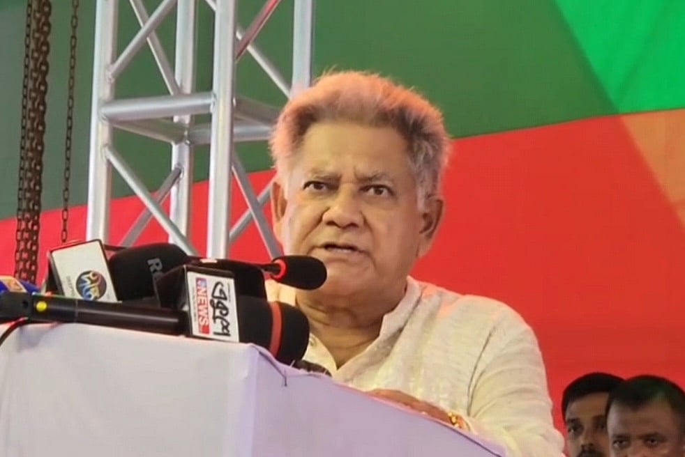 ঢাকার সাভারে গেন্ডা বালুর মাঠে শ্রমিক সমাবেশে বক্তব্য দেন শ্রম উপদেষ্টা ব্রিগেডিয়ার জেনারেল (অব.) এম সাখাওয়াত হোসেন। শনিবার বেলা তিনটার দিকে