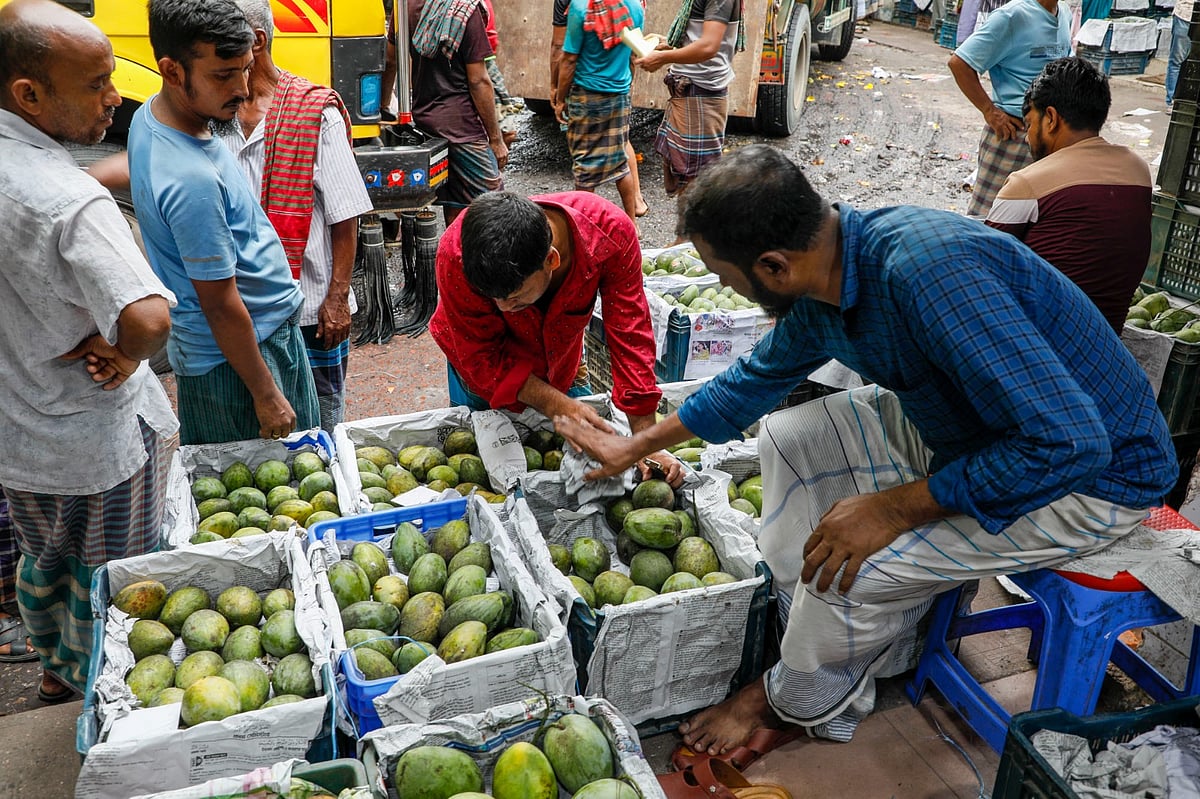 আমের মৌসুম প্রায় শেষ পর্যায়ে। দাম বাড়লেও চলছে বেচাকেনা। গতকাল নগরের কদমতলী স্টেশন রোড এলাকার ফলমন্ডিতে