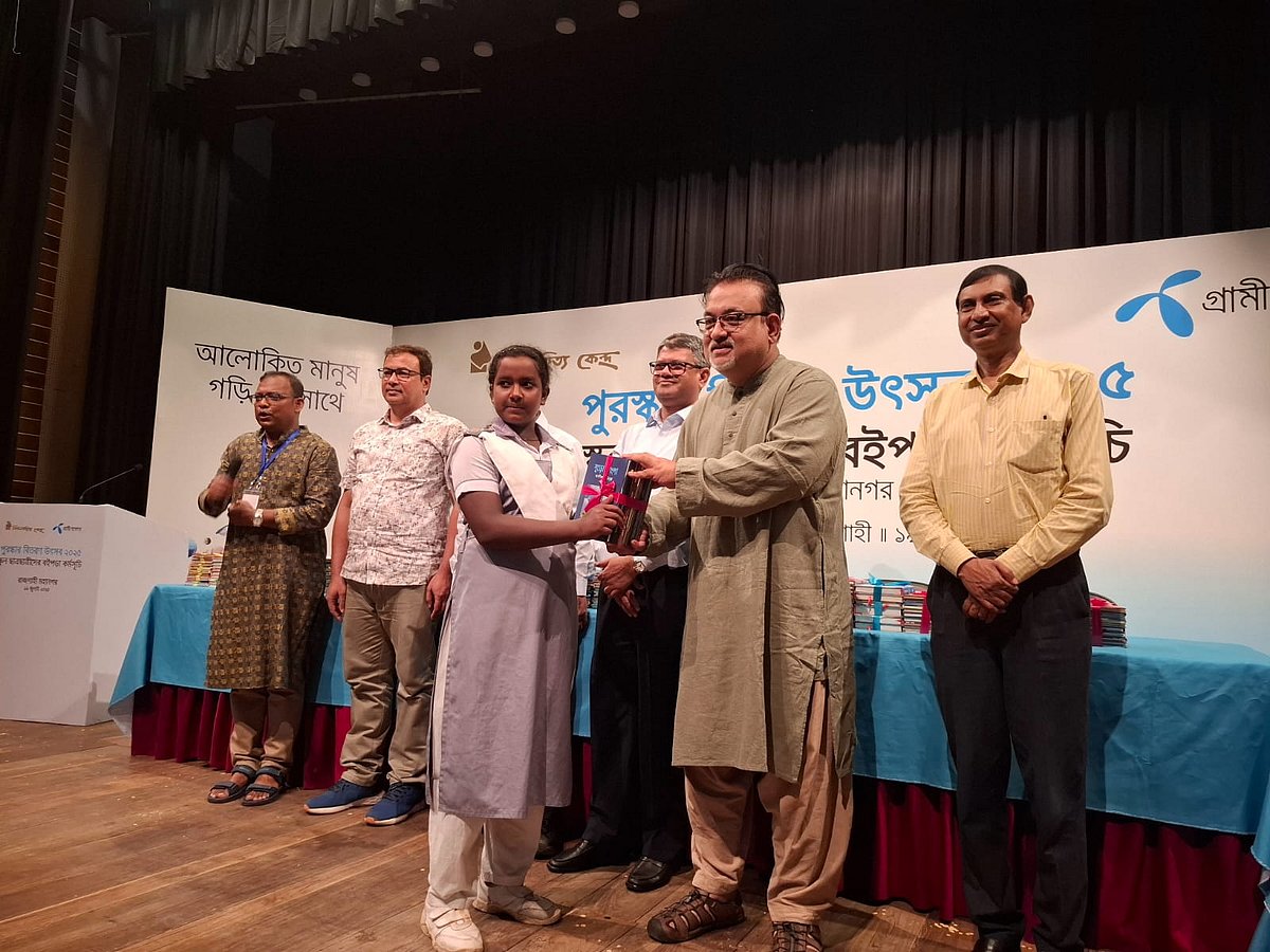 রাজশাহীতে বিশ্বসাহিত্য কেন্দ্রের বই পড়া কর্মসূচির একজন সেরা শিক্ষার্থীর হাতে পুরস্কার তুলে দিচ্ছেন বিশ্বসাহিত্য কেন্দ্রের ট্রাস্টি আবদুন নূর তুষার। শনিবার বিকেলে রাজশাহী জেলা শিল্পকলা একাডেমি মিলনায়তনে