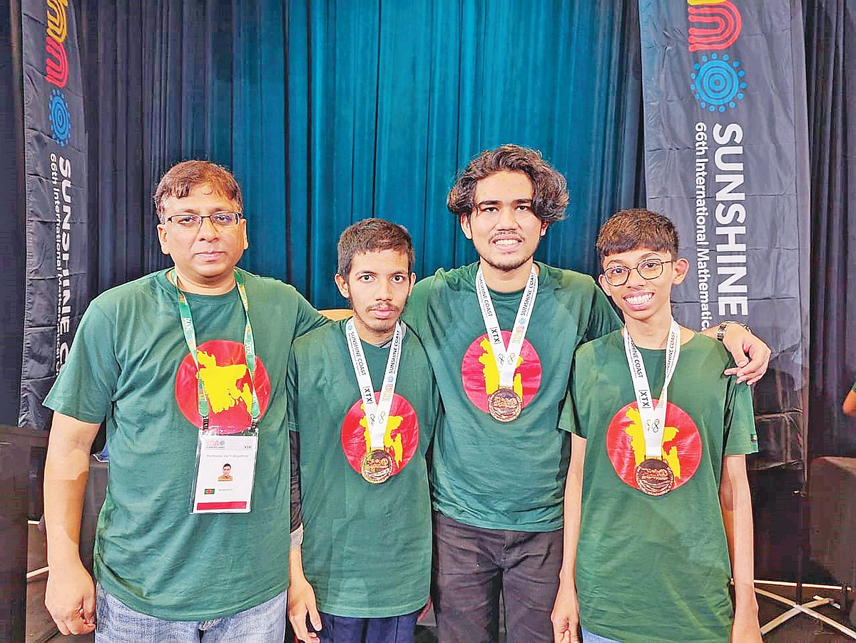 পুরস্কার বিতরণী পর্বের পর (বাঁ থে‌কে) কোচ মাহবুবুল আলম মজুমদা‌রের স‌ঙ্গে ব্রোঞ্জপদক পাওয়া জাওয়াদ হামীম চৌধুরী, জিতেন্দ্র বড়ুয়া ও তাহসিন খান। গতকাল অস্ট্রেলিয়ার কুইন্সল্যান্ডের সানশাইন কোস্ট কনভেশন সেন্টারে