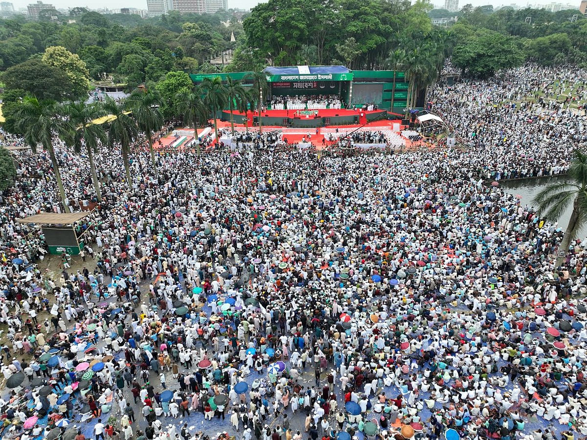 রাজধানীর সোহরাওয়ার্দী উদ্যানে জামায়াতের সমাবেশে উপস্থিত নেতা–কর্মীরা। আজ শনিবার দুপুর ১২টার দিকে