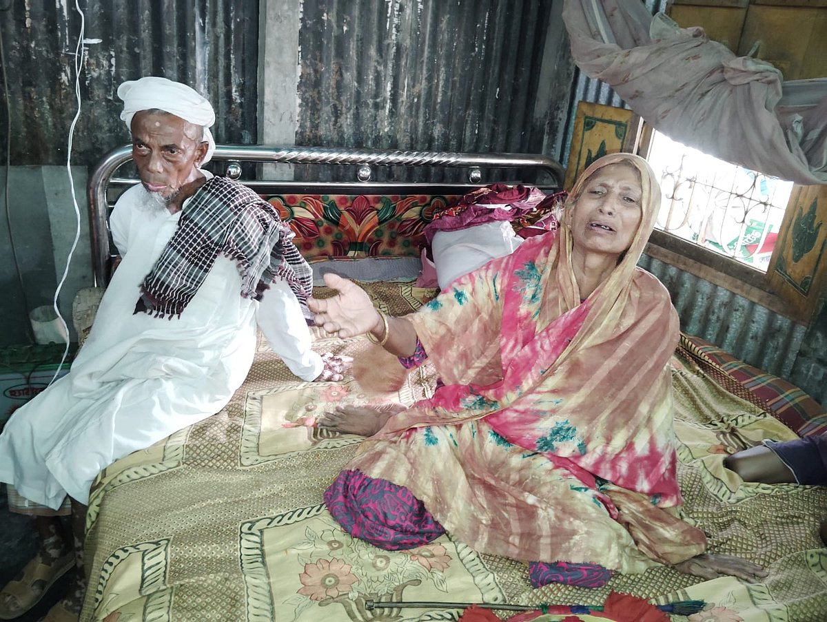 ছেলে, ছেলের বউ ও নাতির মৃত্যুতে শোকে কাতর বৃদ্ধ মা–বাবা। আজ শনিবার ধুনটে