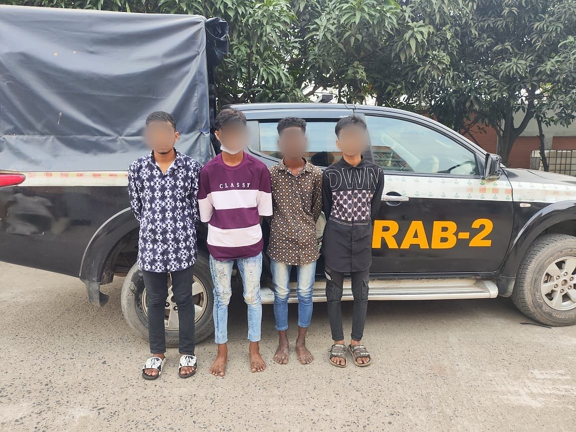 রাজধানীর মোহাম্মদপুরে কিশোর গ্যাং ‘এলটিডি বয়েজ গ্রুপ’–এর এই চার সদস্যকে গ্রেপ্তার করেছে পুলিশ