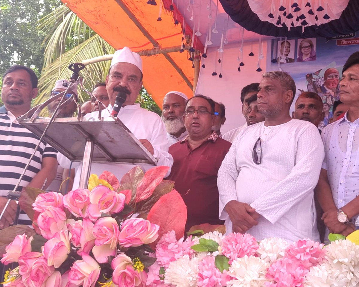 বৃক্ষরোপণ কর্মসূচি উপলক্ষে আয়োজিত অনুষ্ঠানে বক্তব্য দিচ্ছেন বিএনপির স্থায়ী কমিটির সদস্য গয়েশ্বর চন্দ্র রায়। আজ রোববার সকালে ঢাকার দক্ষিণ কেরানীগঞ্জ থানার তেঘরিয়া ইউনিয়নের নাজিরপুর মাঠে