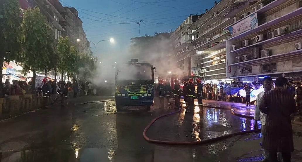 চট্টগ্রাম নগরের নিউমার্কেট মোড়ে বাসে আগুন। শাহ হুসেইন আনসারি নামের ফেসবুক আইডি থেকে