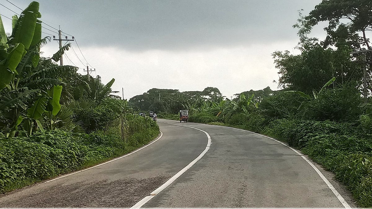 বরিশাল-কুয়াকাটা মহাসড়কের ঘটখালী এলাকার বাঁক। গত বৃহস্পতিবার তোলা