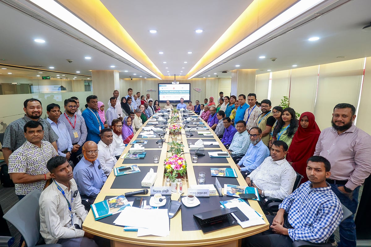 ‘বাড়ি থেকে বিদ্যালয়: প্রতিবন্ধী শিশুদের একীভূত শিক্ষায় অগ্রগতি’ শীর্ষক গোলটেবিল বৈঠকে অংশগ্রহণকারীরা