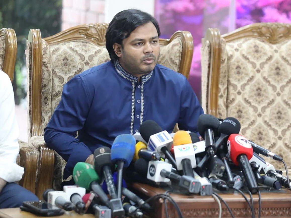 ঐকমত্য কমিশনের বৈঠক শেষে সাংবাদিকদের সঙ্গে কথা বলেন জাতীয় নাগরিক পার্টির (এনসিপি) জ্যেষ্ঠ যুগ্ম আহ্বায়ক আরিফুল ইসলাম আদীব