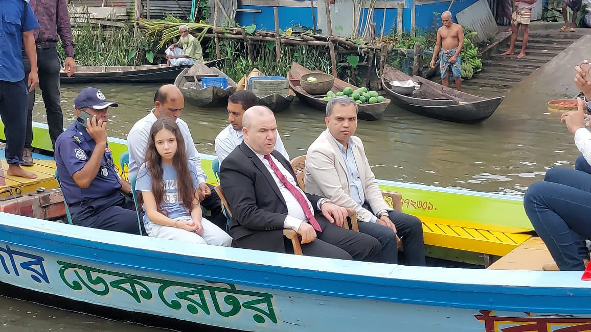 ঝালকাঠির ভীমরুলীর ভাসমান পেয়ারার বাজার দেখে অভিভূত বাংলাদেশে নিযুক্ত আলজেরিয়ার রাষ্ট্রদূত আবদেলোহাব সায়দানি। রোববার সকালে তিনি ভাসমান পেয়ারা বাজার ও বাগান ঘুরে দেখেন