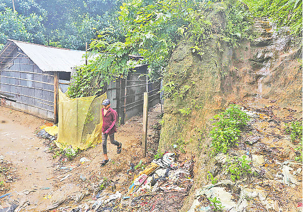 চট্টগ্রাম নগরের আকবরশাহ ঝিল এলাকায় ঝুঁকিপূর্ণ পাহাড়ের পাদদেশে বসবাস করছেন অনেকেই। সম্প্রতি তোলা ছবি