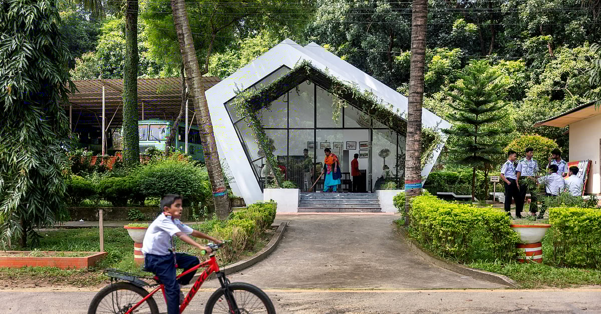 প্যারেন্টাল শেডের সম্মুখভাগের দৃশ্য