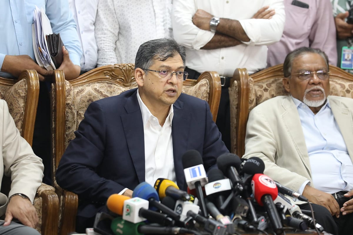 জাতীয় ঐকমত্য কমিশনের সঙ্গে রাজনৈতিক দলগুলোর আলোচনা শেষে সাংবাদিকদের ব্রিফ করেন বিএনপির স্থায়ী কমিটির সদস্য সালাহউদ্দিন আহমদ। দোয়েল হল, ফরেন সার্ভিস একাডেমি ২০ জুলাই, ২০২৫