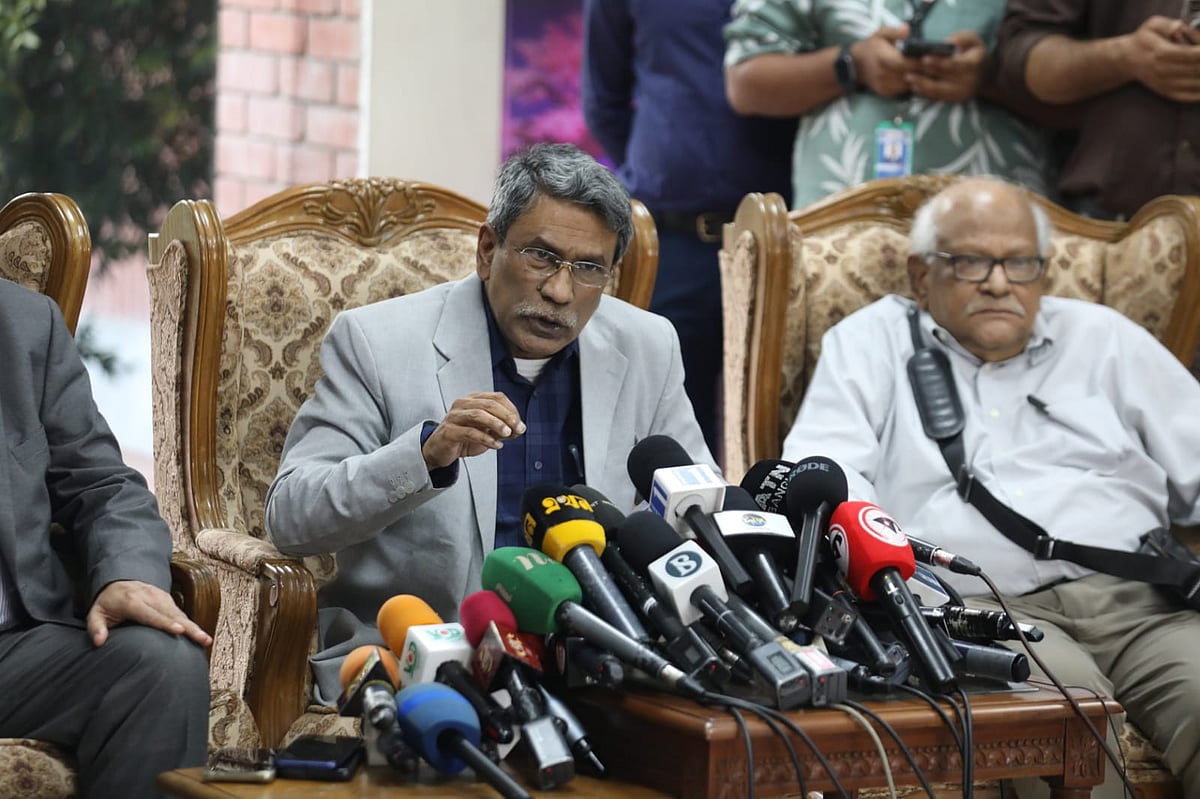 রাজধানীর ফরেন সার্ভিস একাডেমিতে ঐকমত্য কমিশনের সঙ্গে রাজনৈতিক দলগুলোর দ্বিতীয় ধাপের ১৫তম দিনের আলোচনা শেষে সাংবাদিকদের সঙ্গে কথা বলেন আলী রীয়াজ। ২০ জুলাই