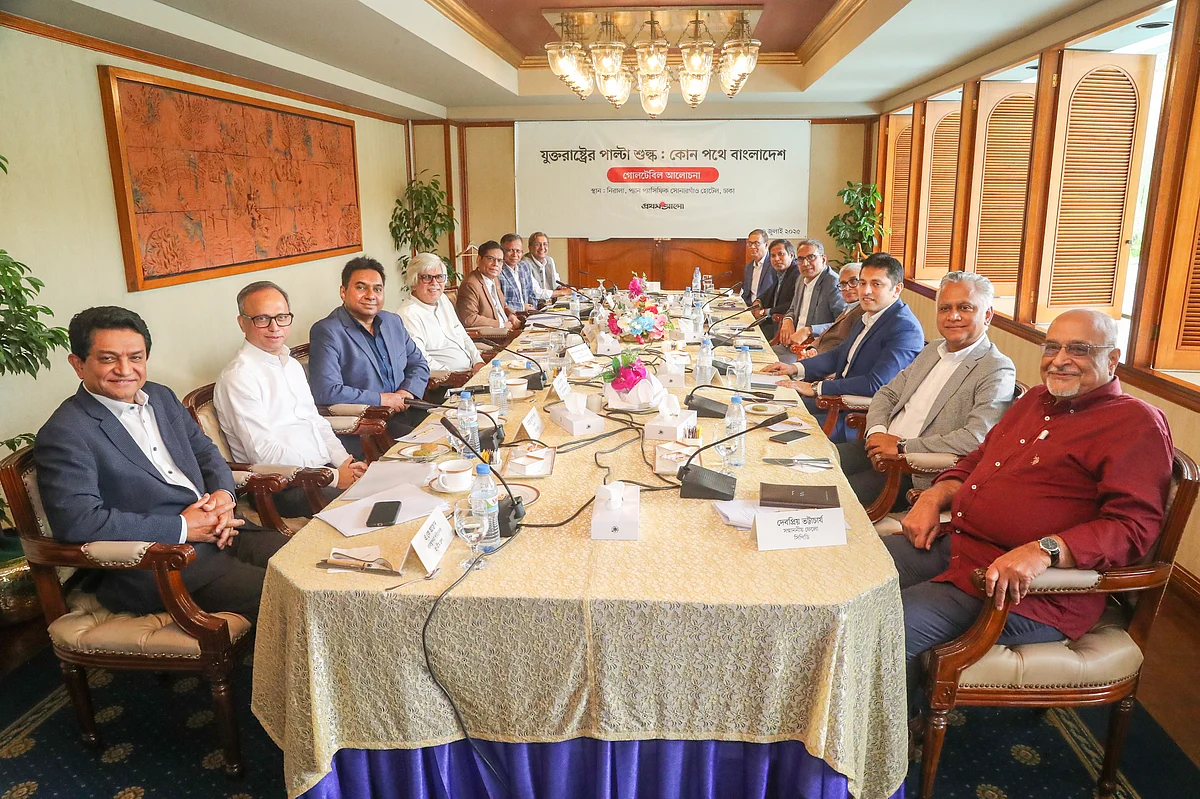 প্রথম আলো আয়োজিত ‘যুক্তরাষ্ট্রের পাল্টা শুল্ক: কোন পথে বাংলাদেশ’ শীর্ষক গোলটেবিল আলোচনায় অংশ নেন বিশিষ্ট অর্থনীতিবিদ, নিরাপত্তা বিশ্লেষক, সাবেক সচিব, শিল্পোদ্যোক্তা ও বিভিন্ন বাণিজ্য সংগঠনের শীর্ষ নেতারা। রোববার রাজধানীর সোনারগাঁও হোটেলে।  