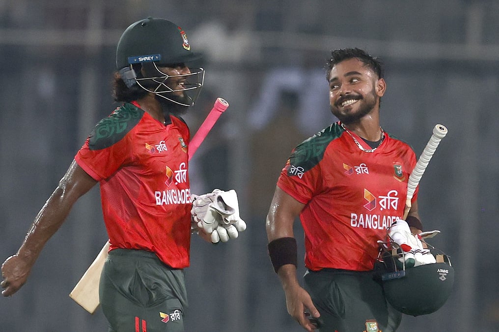 Cuckold er uning fohisha xotinining mushuk yalaydi Dadam shok qizini sikadi