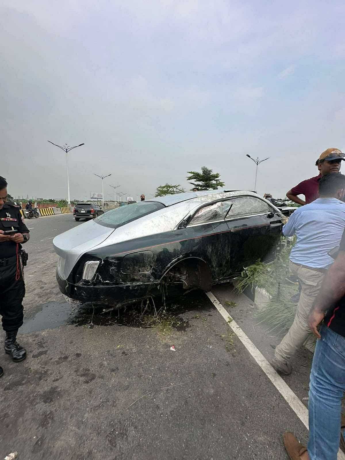 রোলস-রয়েস কোম্পানির গাড়িটি নিয়ন্ত্রণ হারিয়ে সড়ক বিভাজকে উঠে পড়ে। শনিবার বিকেলে নারায়ণগঞ্জের পূর্বাচলের ৩০০ ফুট সড়কে