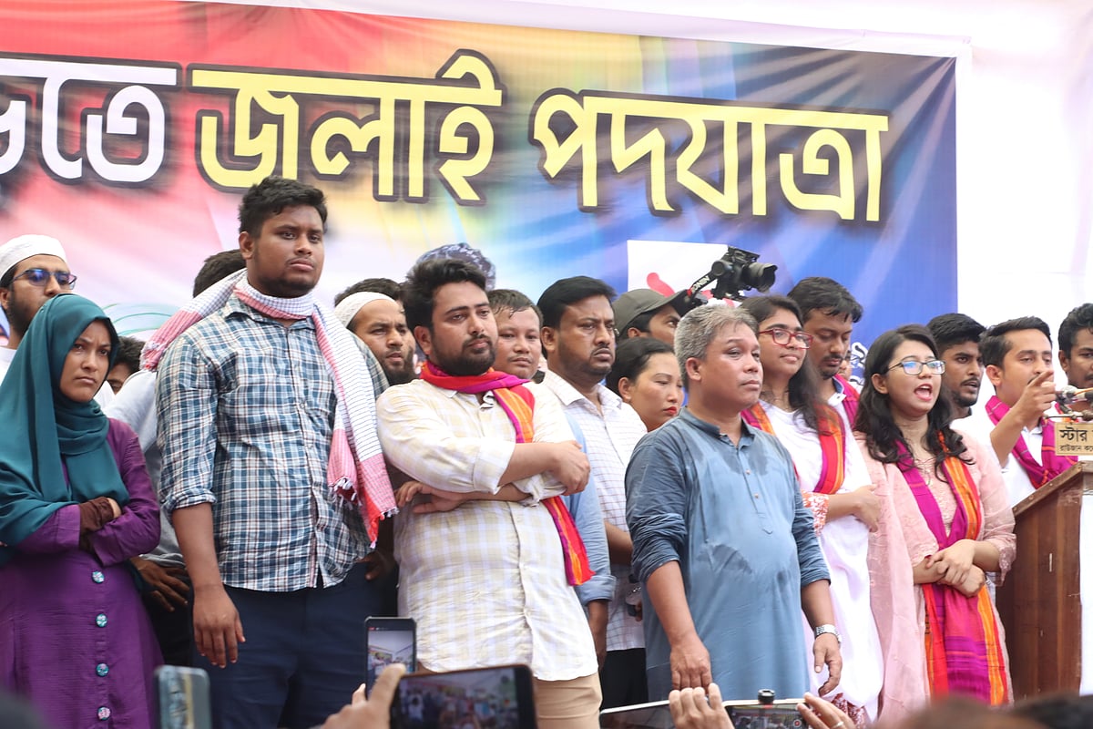 রাঙামাটিতে আয়োজিত জনসভায় নাগরিক পার্টির কেন্দ্রীয় নেতারা। আজ রোববার বিকেলে শহরের বনরুপা পুলিশ বক্স প্রাঙ্গণে