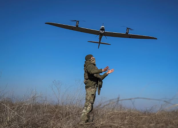 ড্রোন ওড়াচ্ছেন ইউক্রেনের একজন সেনাসদস্য