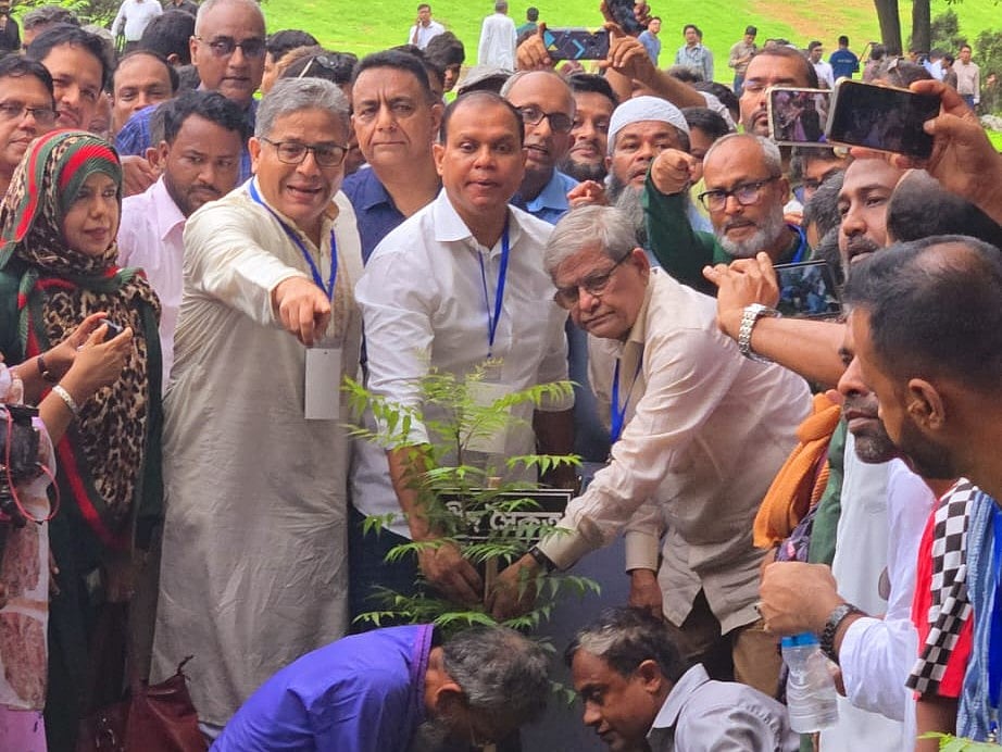 জুলাই গণ–অভ্যুত্থানে শহীদদের স্মরণে বৃক্ষরোপণ কর্মসূচির উদ্বোধন করেন বিএনপি মহাসচিব মির্জা ফখরুল ইসলাম আলমগীর