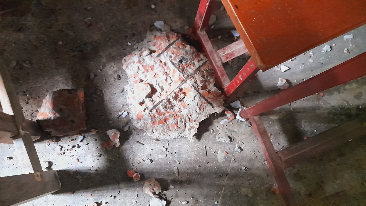 রাজাপুরে পরীক্ষা চলাকালে মাদ্রাসার শ্রেণিকক্ষের ছাদ ধসে সাত শিক্ষার্থী আহত হয়েছে। রোববার সকালে উপজেলার মঠবাড়ী মোহাম্মাদিয়া দাখিল মাদ্রাসায়