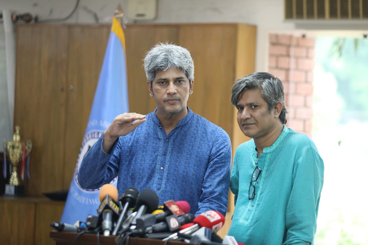 রাজনৈতিক দলগুলোর সঙ্গে জাতীয় ঐকমত্য কমিশনের আলোচনার বিরতিতে সাংবাদিকদের সঙ্গে কথা বলেন গণসংহতি আন্দোলনের প্রধান সমন্বয়কারী জোনায়েদ সাকি। আজ রোববার রাজধানীর ফরেন সার্ভিস একাডেমিতে