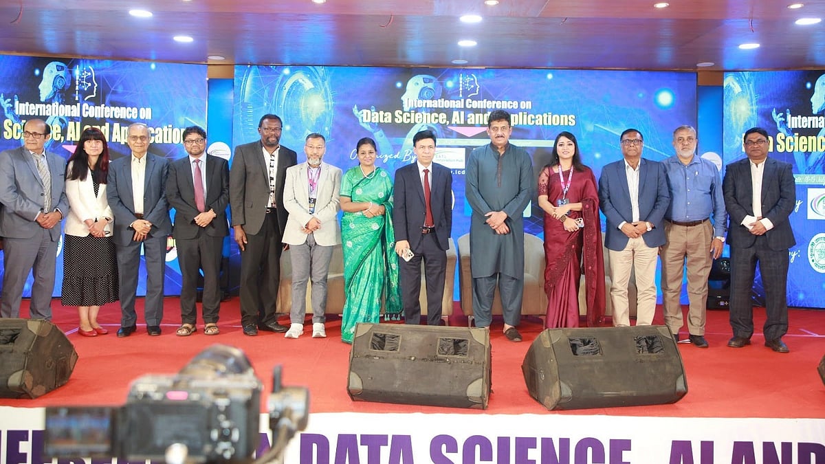 সম্মেলনের সমাপনী অনুষ্ঠানে অতিথিরা