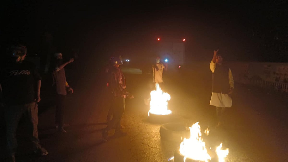 চকরিয়া সরকারি কলেজগেট এলাকায় টায়ারে আগুন দিয়ে স্লোগান দিচ্ছেন ছাত্রলীগ–যুবলীগের কয়েকজন নেতা–কর্মী। গতকাল রাতে।  চকরিয়া পৌরসভা যুবলীগের নেতা এনামুল হকের ফেসবুকে শেয়ার করা ভিডিও থেকে ছবিটি নেওয়া।