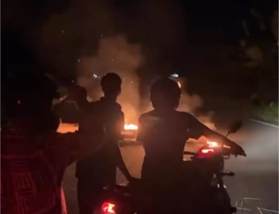 শরীয়তপুরের নড়িয়ায় সড়কে গাছ ফেলে ও আগুন জ্বালিয়ে অবরোধ করার চেষ্টা করা হয়েছে। গতকাল শনিবার রাতে ঢাকা–শরীয়তপুর সড়কের নশাসন মাঝিরহাট এলাকায়