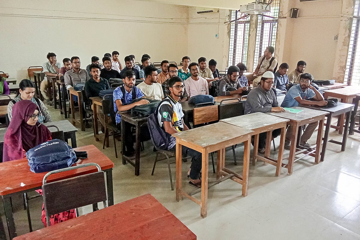 খুলনা প্রকৌশল ও প্রযুক্তি বিশ্ববিদ্যালয়ের ২১-২২ ব্যাচের শিক্ষার্থীরা আজ রোববার ক্লাসে ফিরেছেন