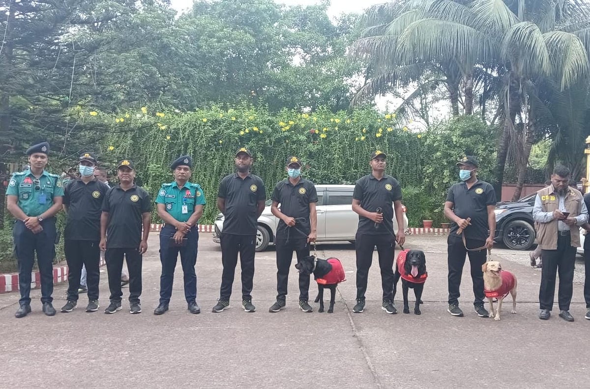 চট্টগ্রামের স্টেশন রোডের একটি হোটেলে উঠেছেন এনসিপির নেতারা। ওই হোটেলটির সামনে ডগ স্কোয়াড নিয়ে পুলিশের প্রহরা। গতকাল সন্ধ্যায় তোলা