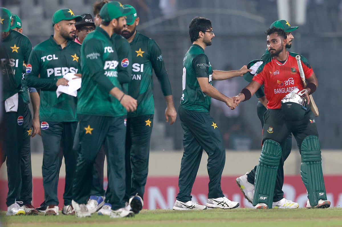 ম্যাচ শেষে দুই দলের খেলোয়াড়দের শুভেচ্ছা বিনিময়