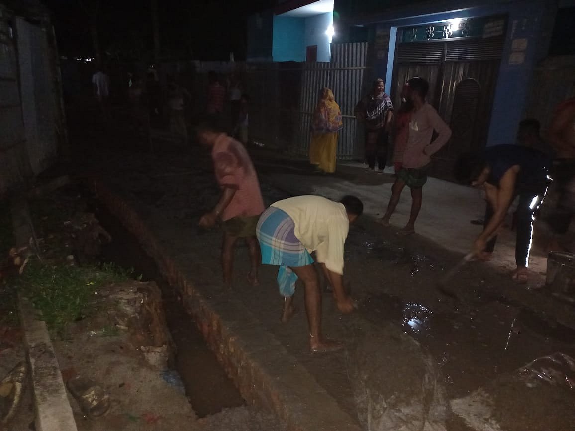 উলিপুরে অনিয়মের অভিযোগে পৌর শহরের দ্বিজেন্দ্র নাথ দেব মাস্টারের বাড়ির সামনের সড়কের চলমান কাজ বন্ধ করে দেন এলাকাবাসী