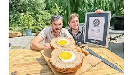 নিজেদের বানানো স্কচ এগ ও রেকর্ডের সনদ হাতে দুই ফুড ভ্লগার