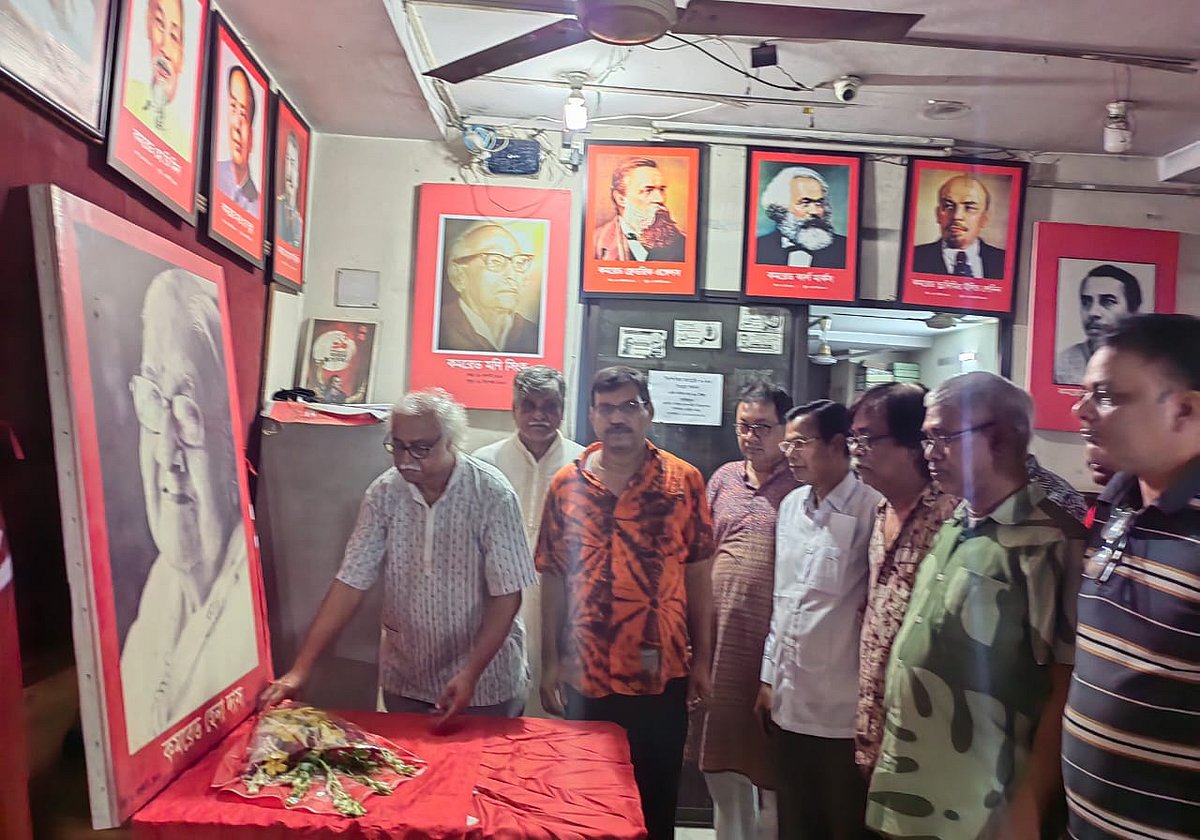 সিপিবির প্রেসিডিয়াম সদস্য হেনা দাসের ১৬তম প্রয়াণদিবসে তাঁর প্রতিকৃতিতে শ্রদ্ধা নিবেদন করেন দলের সাধারণ সম্পাদক রুহিন হোসেন। ঢাকা, ২০ জুন