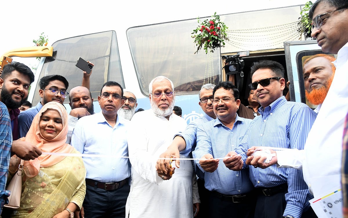 হাতিরঝিলে চক্রাকার বাস সার্ভিসে র‌্যাপিড পাসের মাধ্যমে ভাড়া আদায় কার্যক্রমের উদ্বোধন করেন উপদেষ্টা মোহাম্মদ ফাওজুল কবির খান