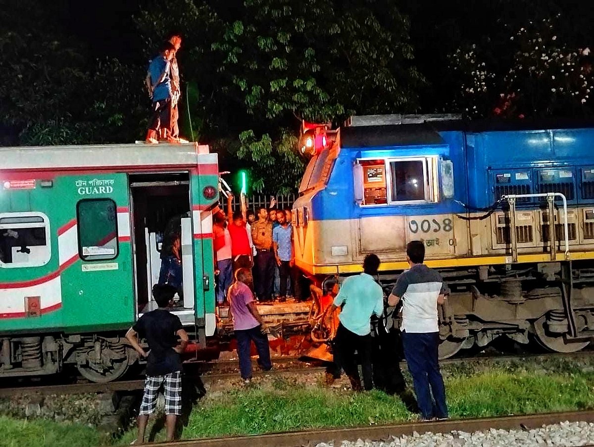 কুমিল্লার লাকসাম রেলওয়ে জংশনে বিকেল হয়ে পড়ে থাকা মহানগর গোধূলী ট্রেনের ইঞ্জিন। সোমবার রাতে তোলা