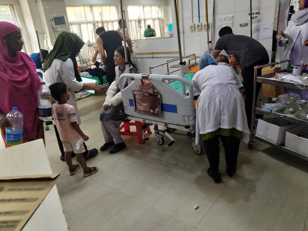 মাইলস্টোন স্কুল অ্যান্ড কলেজের একটি ভবনে বিমান বিধ্বস্ত হওয়ার ঘটনায় আহত ব্যক্তিদের জাতীয় বার্ন অ্যান্ড প্লাস্টিক সার্জারি ইনস্টিটিউটে আনা হয়েছে