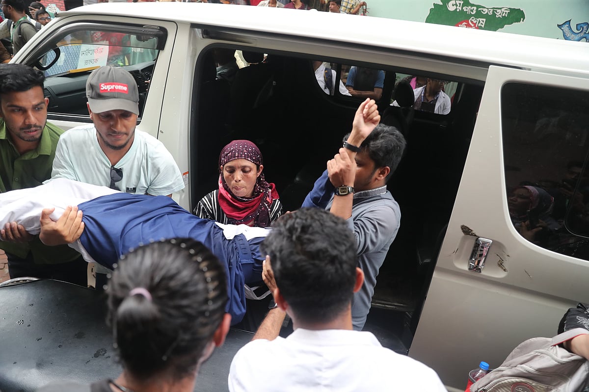 আহত ব্যক্তিদের অ্যাম্বুলেন্সে করে নিয়ে আসা হয় উত্তরা আধুনিক মেডিকেল কলেজ হাসপাতালে