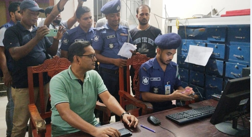 সাতক্ষীরার পুলিশ সুপার মোহাম্মদ মনিরুল ইসলাম রোববার দিবাগত রাত ১২টা ১ মিনিটে জেলার আট থানায় অনলাইন জিডির প্রক্রিয়া উদ্বোধন করেন