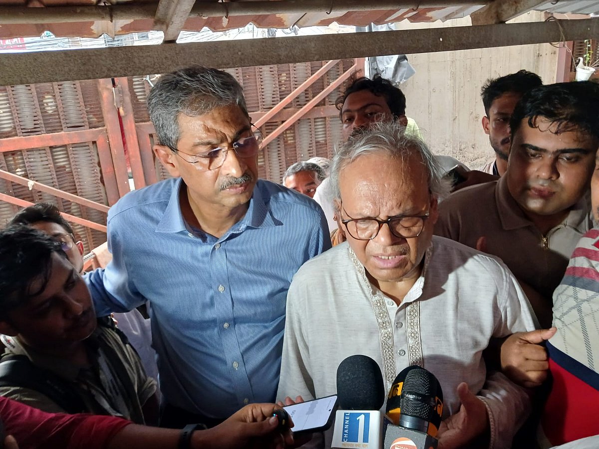 উত্তরা আধুনিক মেডিকেল কলেজ হাসপাতালে সাংবাদিকদের সঙ্গে কথা বলেন রুহুল কবির রিজভী