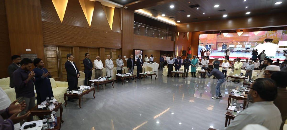 আলোচনা অনুষ্ঠানে আসা সবাই নিহত ব্যক্তিদের স্মরণে দাঁড়িয়ে এক মিনিট নীরবতা পালন করেন