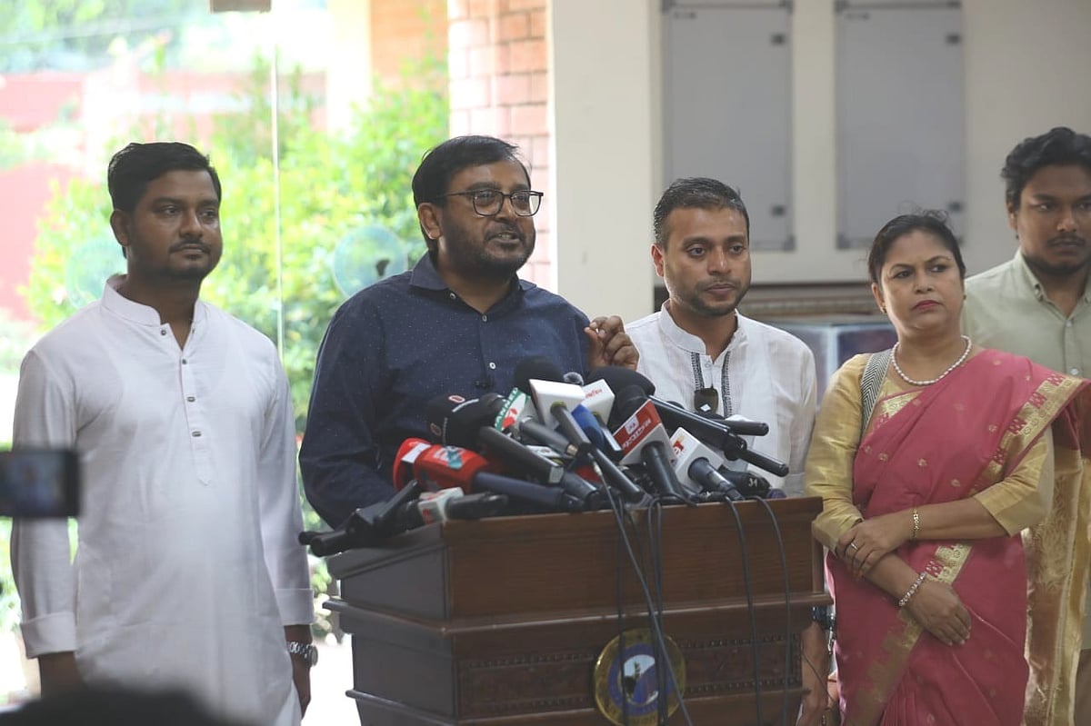 জাতীয় ঐকমত‍্য কমিশনের বৈঠক শেষে সাংবাদিকদের সঙ্গে কথা বলেন এবি পার্টির চেয়ারম্যান মজিবুর রহমান মঞ্জু