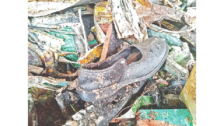 ধ্বংসস্তূপের মধ্যে পড়ে আছে এক শিক্ষার্থীর আধপোড়া জুতা